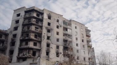 Bu yavaş çekim videosu Borodyanka, Ukrayna 'da savaştan zarar görmüş bir binayı gösteriyor.