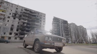 Bu yavaş çekim videosu Borodyanka, Ukrayna 'da savaştan zarar görmüş bir binayı gösteriyor.
