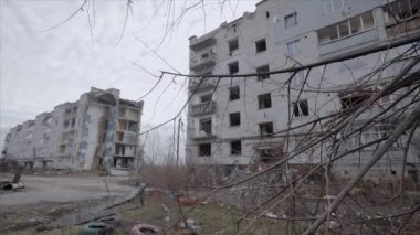 Bu yavaş çekim videosu Borodyanka, Ukrayna 'da savaştan zarar görmüş bir binayı gösteriyor.