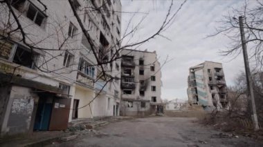 Bu yavaş çekim videosu Borodyanka, Ukrayna 'da savaştan zarar görmüş bir binayı gösteriyor.