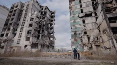 Bu yavaş çekim videosu Borodyanka, Ukrayna 'da savaştan zarar görmüş bir binayı gösteriyor.