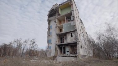 Bu yavaş çekim videosu Borodyanka, Ukrayna 'da savaştan zarar görmüş bir binayı gösteriyor.