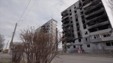Bu yavaş çekim videosu Borodyanka, Ukrayna 'da savaştan zarar görmüş bir binayı gösteriyor.