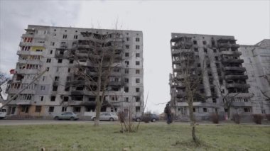 Bu yavaş çekim videosu Borodyanka, Ukrayna 'da savaştan zarar görmüş bir binayı gösteriyor.