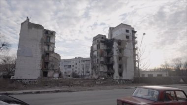 Bu yavaş çekim videosu Borodyanka, Ukrayna 'da savaştan zarar görmüş bir binayı gösteriyor.