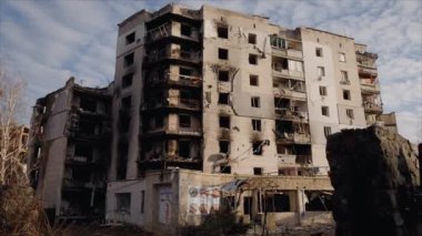 Bu yavaş çekim videosu Borodyanka, Ukrayna 'da savaştan zarar görmüş bir binayı gösteriyor.