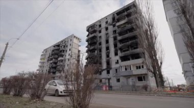 Bu yavaş çekim videosu Borodyanka, Ukrayna 'da savaştan zarar görmüş bir binayı gösteriyor.