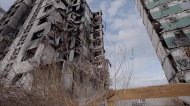 Bu yavaş çekim videosu Borodyanka, Ukrayna 'da savaştan zarar görmüş bir binayı gösteriyor.