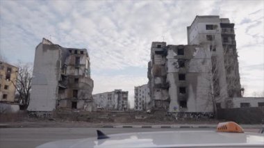 Bu yavaş çekim videosu Borodyanka, Ukrayna 'da savaştan zarar görmüş bir binayı gösteriyor.