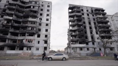 Bu yavaş çekim videosu Borodyanka, Ukrayna 'da savaştan zarar görmüş bir binayı gösteriyor.