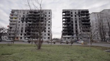 Bu yavaş çekim videosu Borodyanka, Ukrayna 'da savaştan zarar görmüş bir binayı gösteriyor.