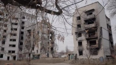 Bu yavaş çekim videosu Borodyanka, Ukrayna 'da savaştan zarar görmüş bir binayı gösteriyor.