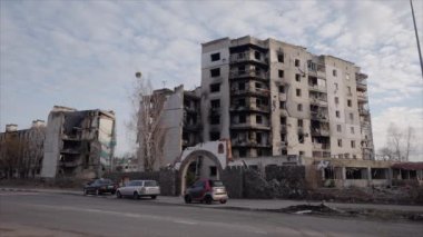Bu yavaş çekim videosu Borodyanka, Ukrayna 'da savaştan zarar görmüş bir binayı gösteriyor.