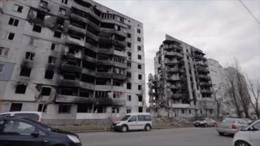 Bu yavaş çekim videosu Borodyanka, Ukrayna 'da savaştan zarar görmüş bir binayı gösteriyor.