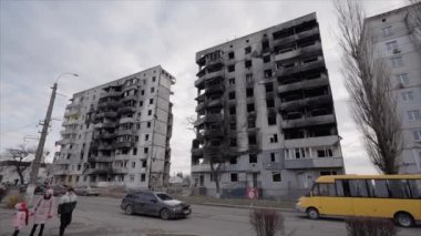 Bu yavaş çekim videosu Borodyanka, Ukrayna 'da savaştan zarar görmüş bir binayı gösteriyor.