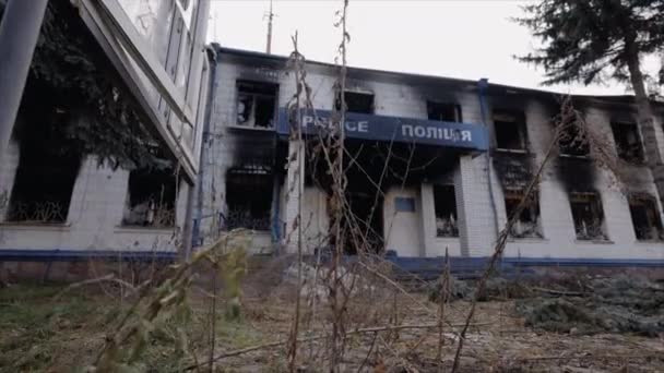 このストックビデオは ウクライナでの戦争中に破壊された警察署 8Kのスローモーションを示しています — ストック動画