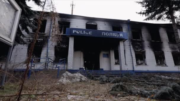 このストックビデオは ウクライナでの戦争中に破壊された警察署 8Kのスローモーションを示しています — ストック動画