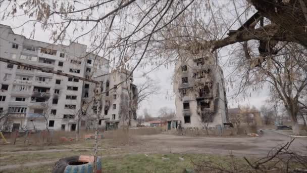 このスローモーションビデオは 8Kでウクライナのボロディアンカに戦争で破壊された建物を示しています — ストック動画