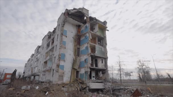 슬로우 비디오는 우크라이나 산카의 전쟁으로 파괴된 건물을 줍니다 — 비디오