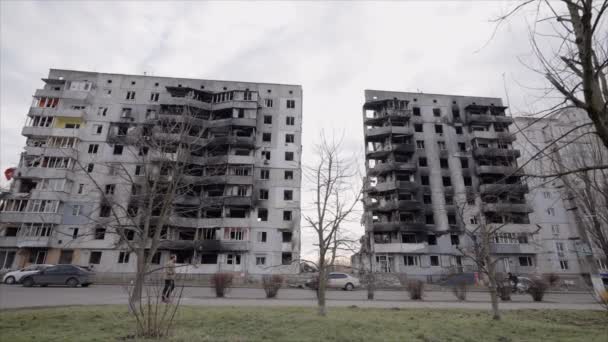 このスローモーションビデオは 8Kでウクライナのボロディアンカに戦争で破壊された建物を示しています — ストック動画
