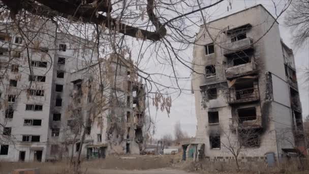 Lelassított Felvétel Egy Háború Sújtotta Épületet Mutat Borodjankában Ukrajnában Ban — Stock videók