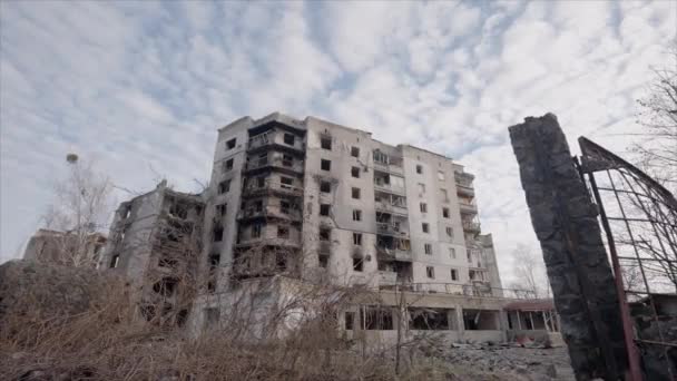 슬로우 비디오는 우크라이나 산카의 전쟁으로 파괴된 건물을 줍니다 — 비디오