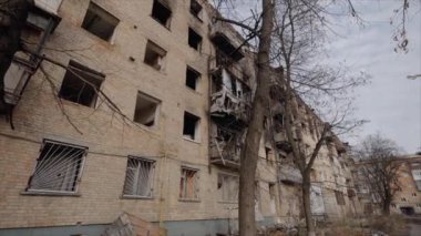 Bu yavaş çekim videosu Borodyanka, Ukrayna 'da savaştan zarar görmüş bir binayı gösteriyor.
