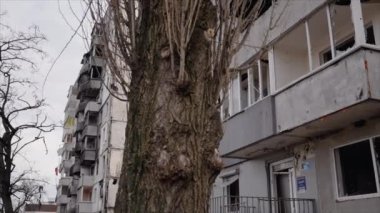 Bu yavaş çekim videosu Borodyanka, Ukrayna 'da savaştan zarar görmüş bir binayı gösteriyor.