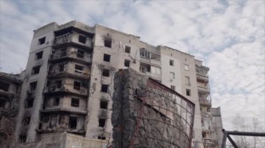 Bu yavaş çekim videosu Borodyanka, Ukrayna 'da savaştan zarar görmüş bir binayı gösteriyor.