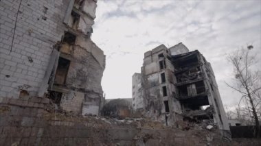 Bu yavaş çekim videosu Borodyanka, Ukrayna 'da savaştan zarar görmüş bir binayı gösteriyor.