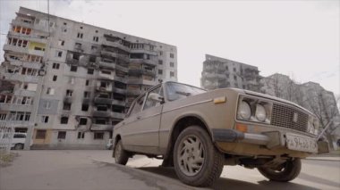 Bu yavaş çekim videosu Borodyanka, Ukrayna 'da savaştan zarar görmüş bir binayı gösteriyor.