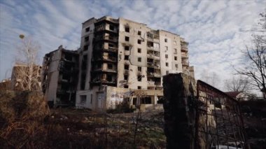 Bu yavaş çekim videosu Borodyanka, Ukrayna 'da savaştan zarar görmüş bir binayı gösteriyor.