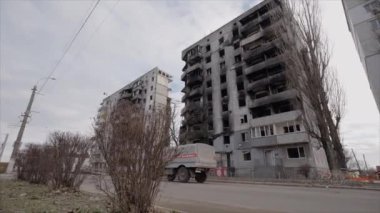 Bu yavaş çekim videosu Borodyanka, Ukrayna 'da savaştan zarar görmüş bir binayı gösteriyor.