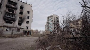 Bu yavaş çekim videosu Borodyanka, Ukrayna 'da savaştan zarar görmüş bir binayı gösteriyor.