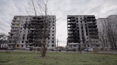 Bu yavaş çekim videosu Borodyanka, Ukrayna 'da savaştan zarar görmüş bir binayı gösteriyor.
