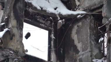 Bu video Borodyanka, Ukrayna 'daki Banksy graffiti' yi gösteriyor.