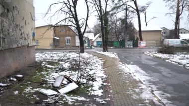 Bu video, Ukrayna 'nın Irpin şehrinde savaşın yıktığı bir evin duvarında Banksy Gymnast' ın grafitisini gösteriyor.
