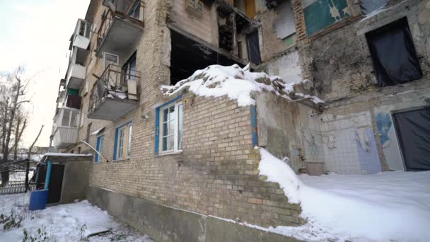 Film Banksy Graffitijét Mutatja Egy Tönkrement Házban Gorenkában Ukrajnában — Stock videók