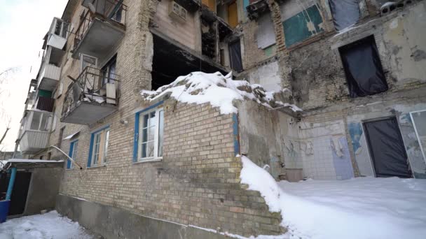 このストックビデオは ウクライナのゴレンカの荒廃した家でBanksyによる落書きを示しています — ストック動画
