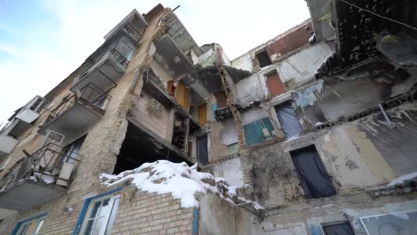 このストックビデオは ウクライナのゴレンカの荒廃した家でBanksyによる落書きを示しています — ストック動画