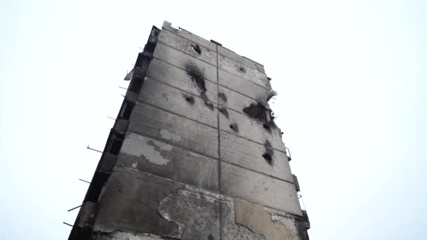 Этом Видео Показано Изображение Бандеры Лентой Стене Разрушенного Войной Дома — стоковое видео