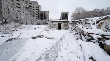 Bu video Borodyanka, Ukrayna 'daki Banksy graffiti' yi gösteriyor.