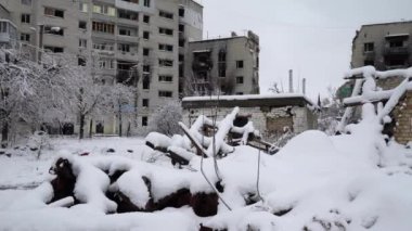 Bu video Borodyanka, Ukrayna 'daki Banksy graffiti' yi gösteriyor.