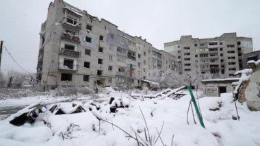 Bu video, Borodyanka, Ukrayna 'daki Banksy graffiti' yi gösteriyor. Bu dikey stok videosu Ukrayna, Borodyanka 'daki Banksy grafitisini gösteriyor.