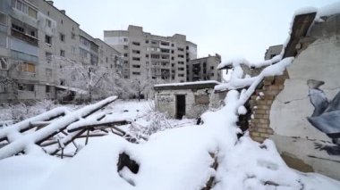 Bu video Borodyanka, Ukrayna 'daki Banksy graffiti' yi gösteriyor.