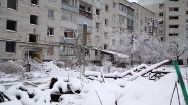 Bu video Borodyanka, Ukrayna 'daki Banksy graffiti' yi gösteriyor.