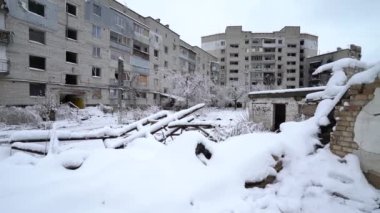 Bu video Borodyanka, Ukrayna 'daki Banksy graffiti' yi gösteriyor.