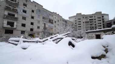 Bu video Borodyanka, Ukrayna 'daki Banksy graffiti' yi gösteriyor.