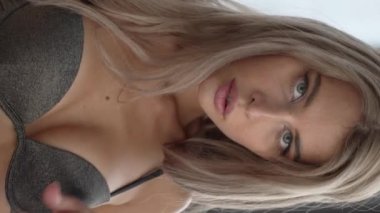 Bu stok dikey video seksi iç çamaşırlı genç bir kadını gösteriyor.