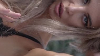 Bu stok dikey video seksi iç çamaşırlı genç bir kadını gösteriyor.